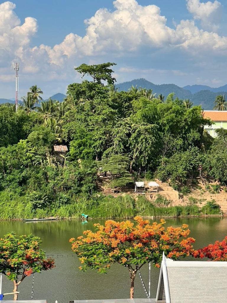 Namkhan Riverside Hotel 루앙프라방 외부 사진